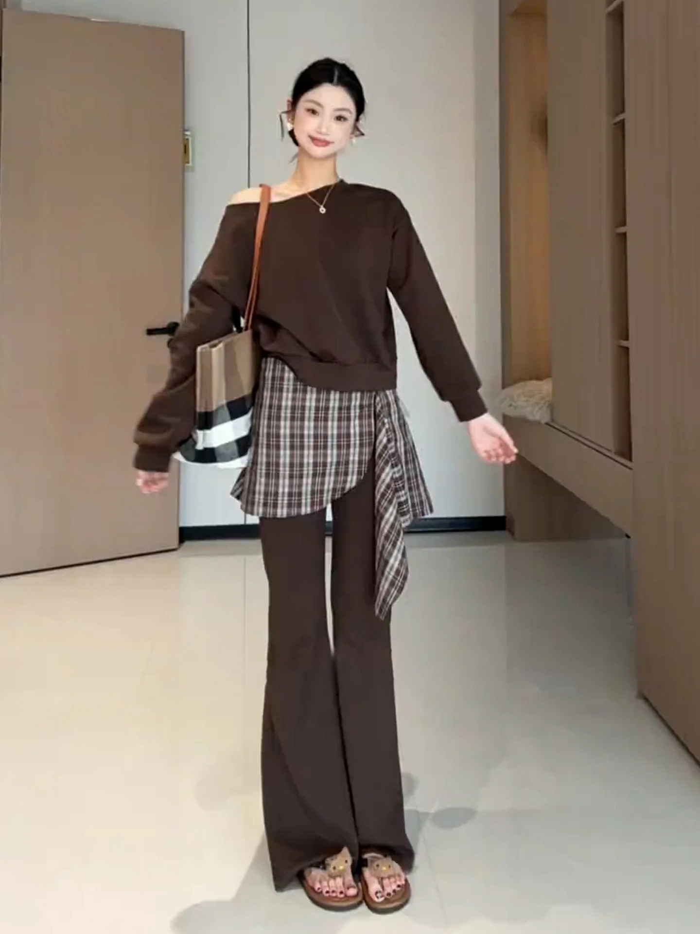 

Новый комплект в корейском стиле для женщин: повседневный свитшот и брюки с высокой талией, дышащий, средней плотности, осенне-зимний комплект 2026 года