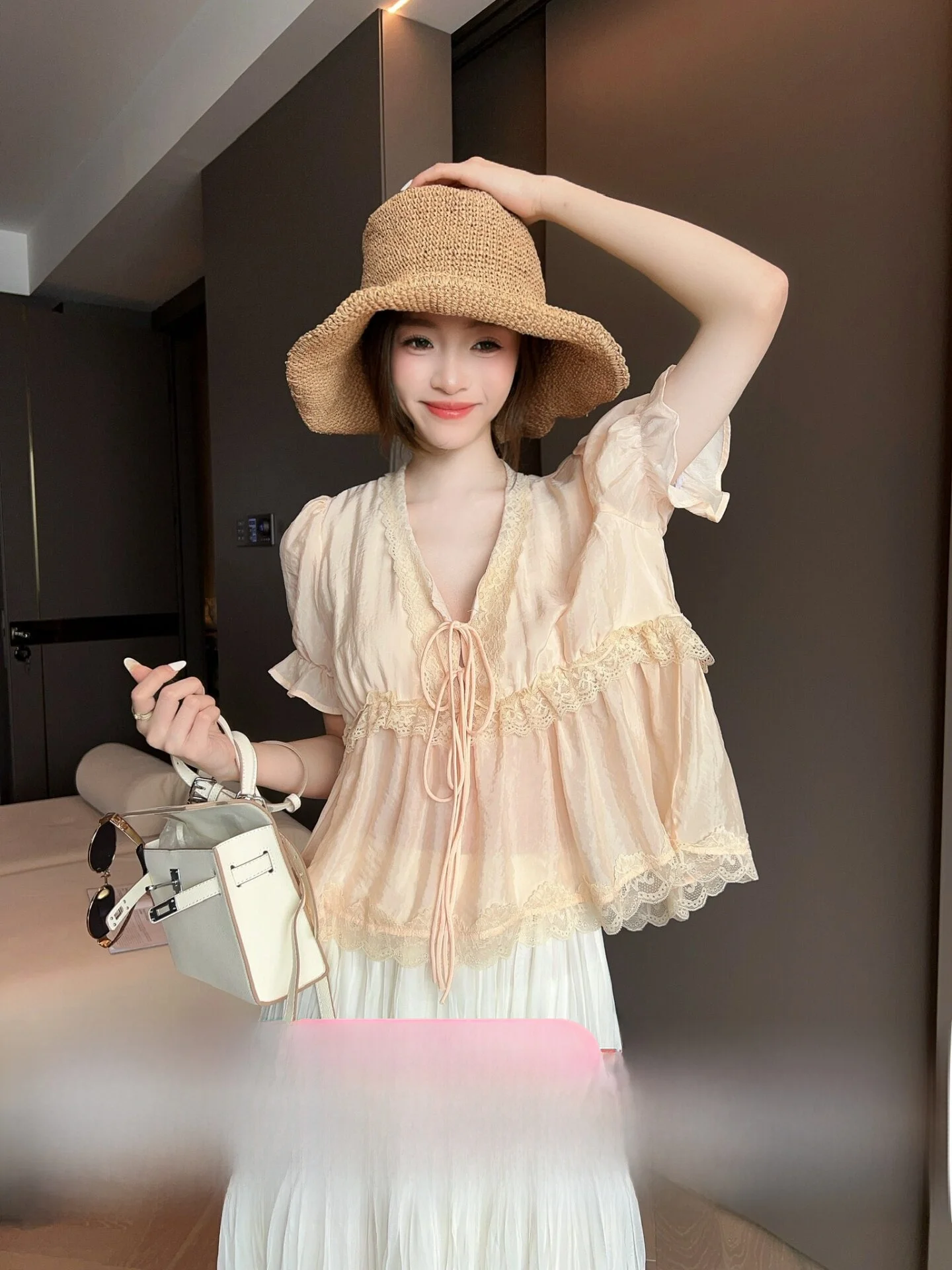 

Женская летняя новинка 2026: Свободная блузка с V-образным вырезом и короткими рукавами-фонариками из полиэстера, укороченная модель