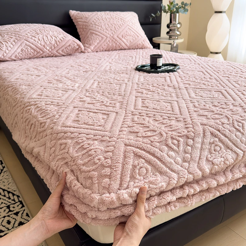 

A 2025 New European-style Carved Taffdown Bed Hat Thickened Warm Mattress Covers for Winter with A Stretchable Bedspread