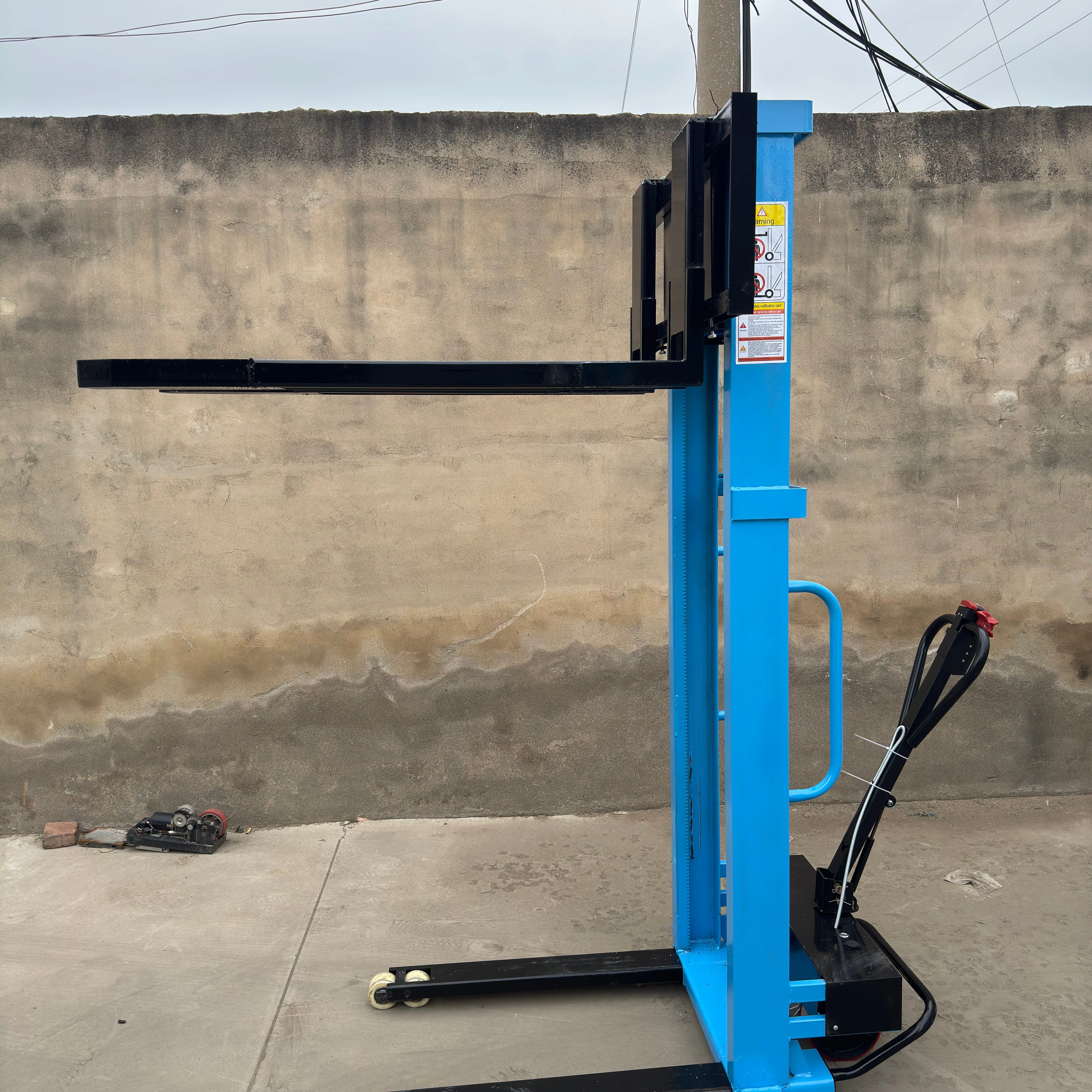 Truck Mounted Electric Stacker Manual Forklift Self Lift Stacker Portable Electric Hoist Self-Loading Forklift 2