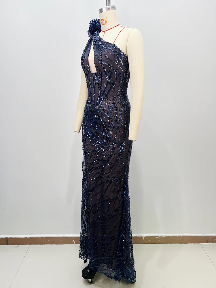 VC فستان طويل بتصميم متوهج من الترتر الشبكي باللون الأزرق الداكن بكتف واحد مع تصميم مقصوص