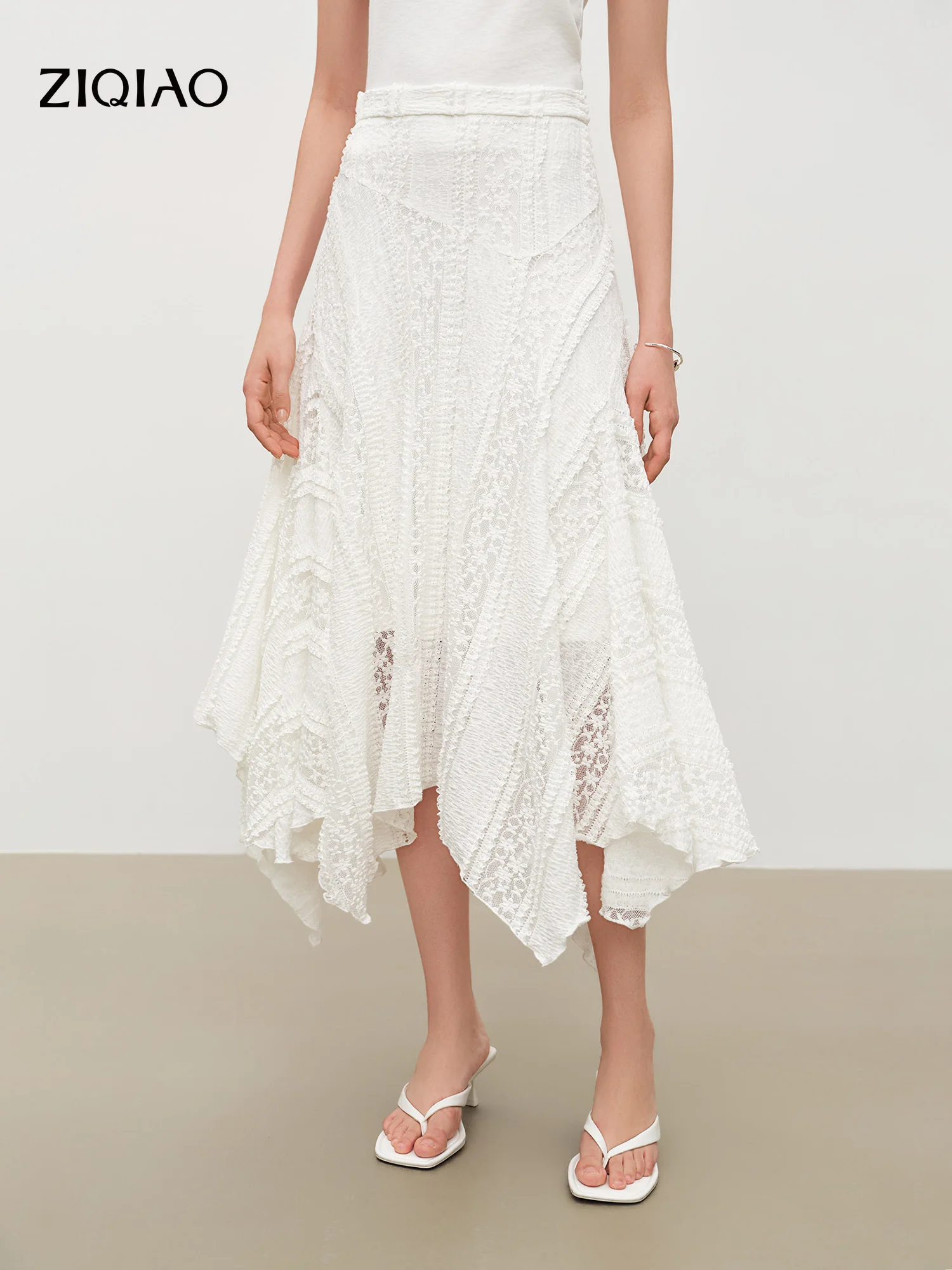 

ZIQIAO 2026 Летняя женская асимметричная юбка миди с кружевными вставками и косым кроем, дизайнерская юбка с лоскутным подолом в романтическом нежном женственном стиле