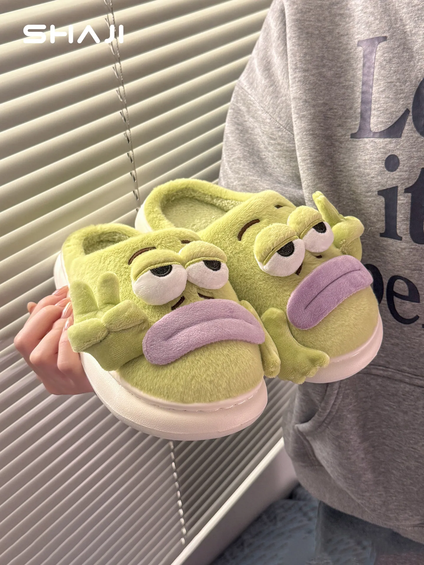 SHAJI Unisex Autumn Winter Funny Fish Plush House Slippers, Non Slip EVA Sole Thick Fluffy Gift Warm Casual Indoor Couple Shoes