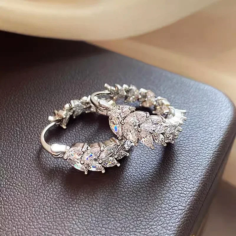 Huitan Süße Creolen mit blattförmigem Zirkonia, anmutiger, exquisiter Hochzeitsschmuck, schicker täglicher weiblicher Ohrschmuck
