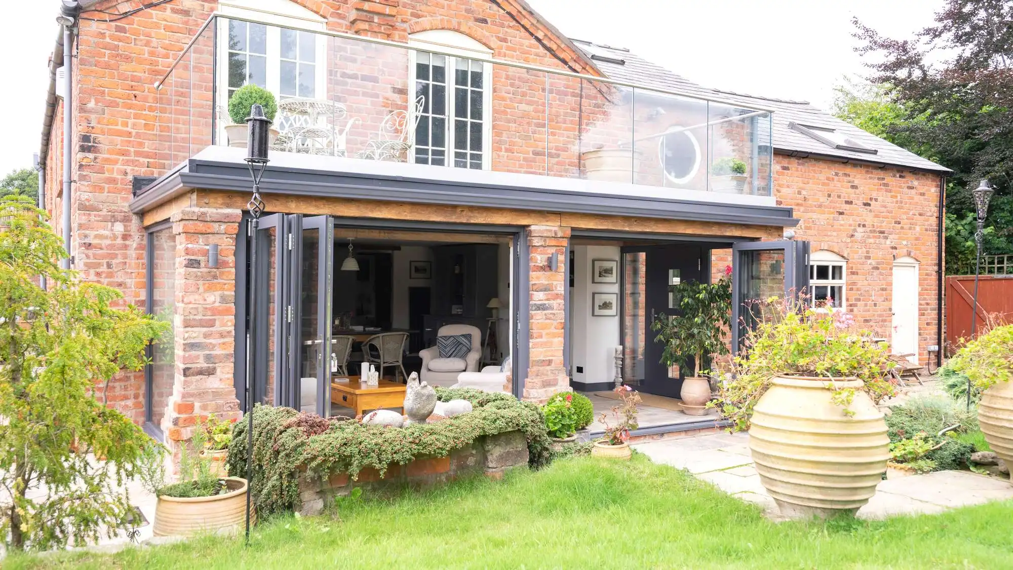 Porte da patio bifold con rivestimento in polvere Porte pieghevoli in alluminio Porta a fisarmonica impilabile in vetro temperato multipolabile Dimensioni personalizzate