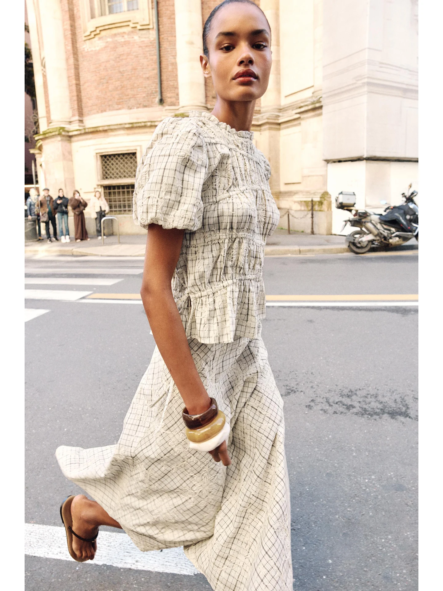 

Летний женский топ 2026 с коротким рукавом, вышивкой в клетку, узлом, дизайнерский, с объемными рукавами-фонариками и круглым вырезом