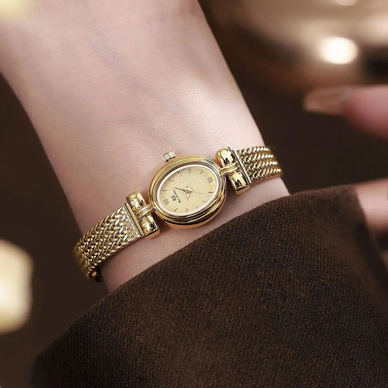 Reloj dorado de lujo para mujer, elegante reloj de pulsera de cuarzo Retro resistente al agua, cinturón de malla, reloj pequeño, nuevo modelo regalo para mujer 2025