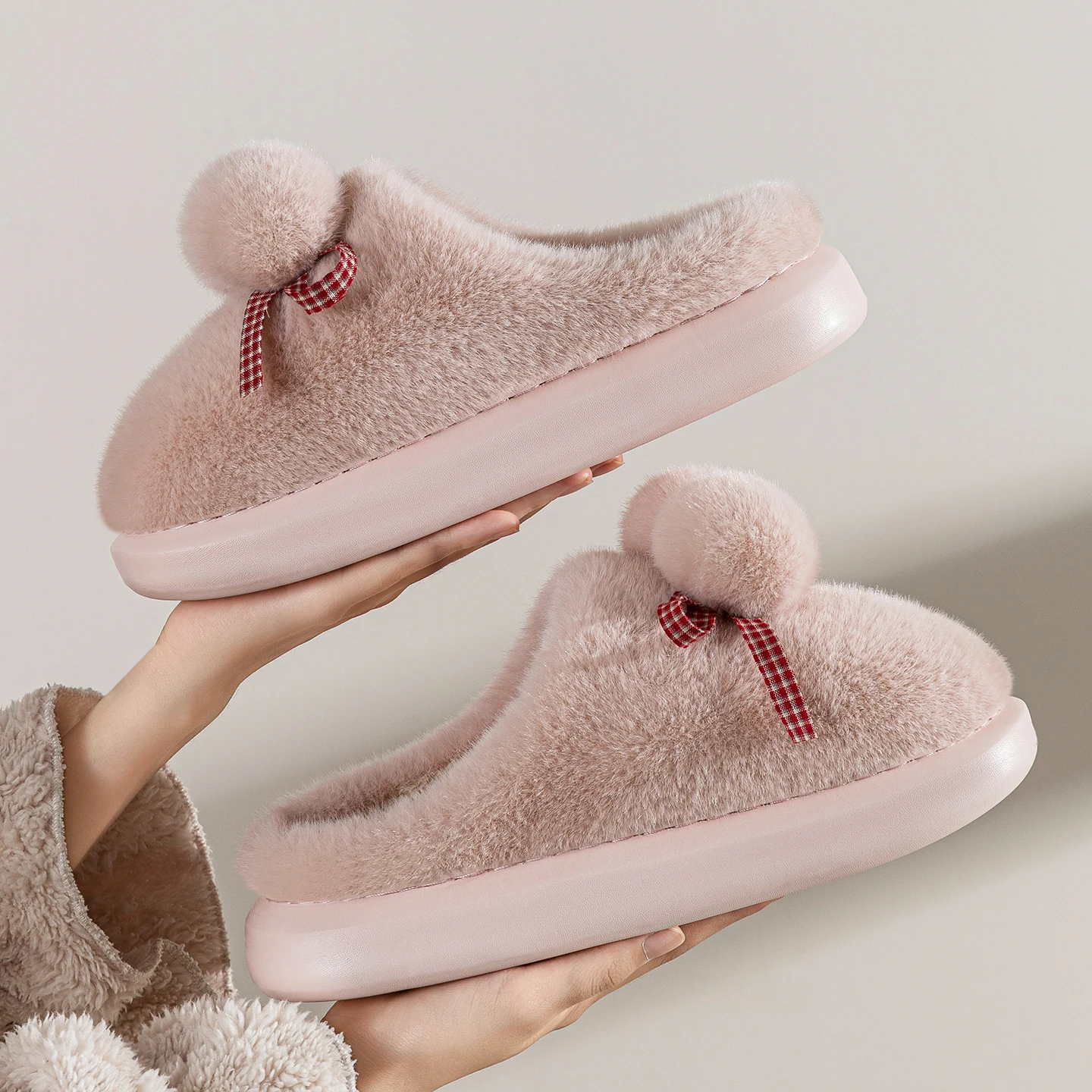 Niedliche Pom-Pom-Warme-Plüsch-Hausschuhe für Damen, Winter, dicke Sohle, Indoor-Hausschuhe, flauschiges Kunstfell, rutschfeste Baumwoll-Slipper für das Schlafzimmer. – Detail 4