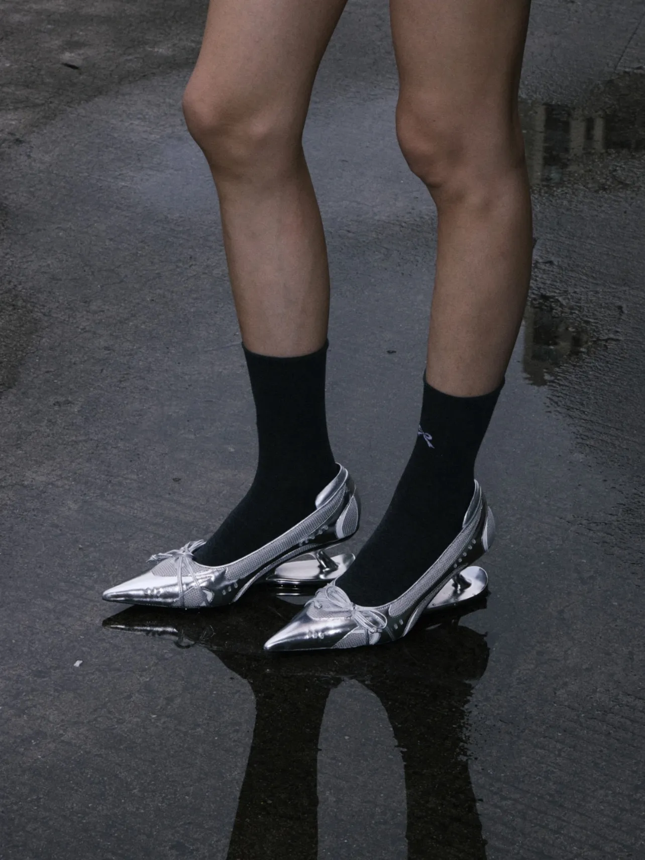 

Женские серебристые туфли-лодочки с острым носком, сетчатыми вставками и бантом, скульптурным каблуком для авангардного стиля Y2K и футуристических образов