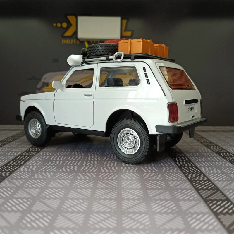 Modelo retro de aleación Jeep de simulación 1:24, puertas y capó de motor, el maletero se puede abrir con sonido y luz, regalo para vehículo todoterreno