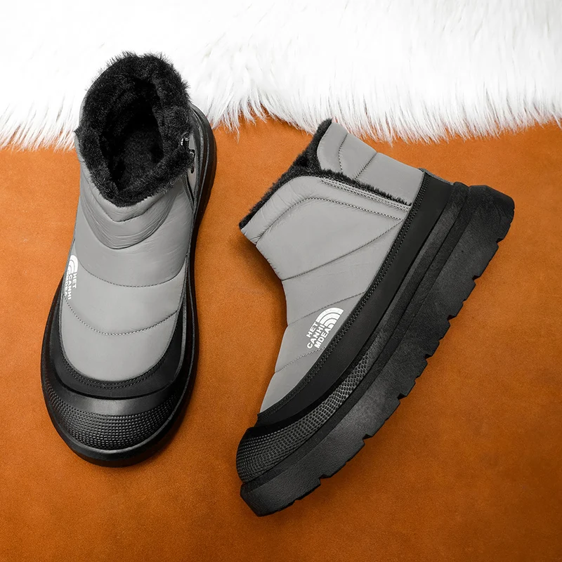 أحذية الثلوج الشتوية لعام 2025 دافئة بالإضافة إلى أحذية رجالية سميكة مخملية للخروج أحذية قطنية عالية الجودة بنعل سميك ومضادة للتجميد