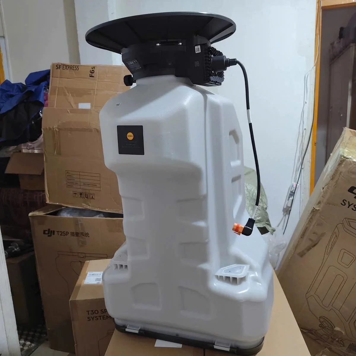 

Оригинальная новая система разбрасывания резервуара для воды для DJI Agras T50, аксессуары для БПЛА, запасные части для дронов для сельскохозяйственной техники