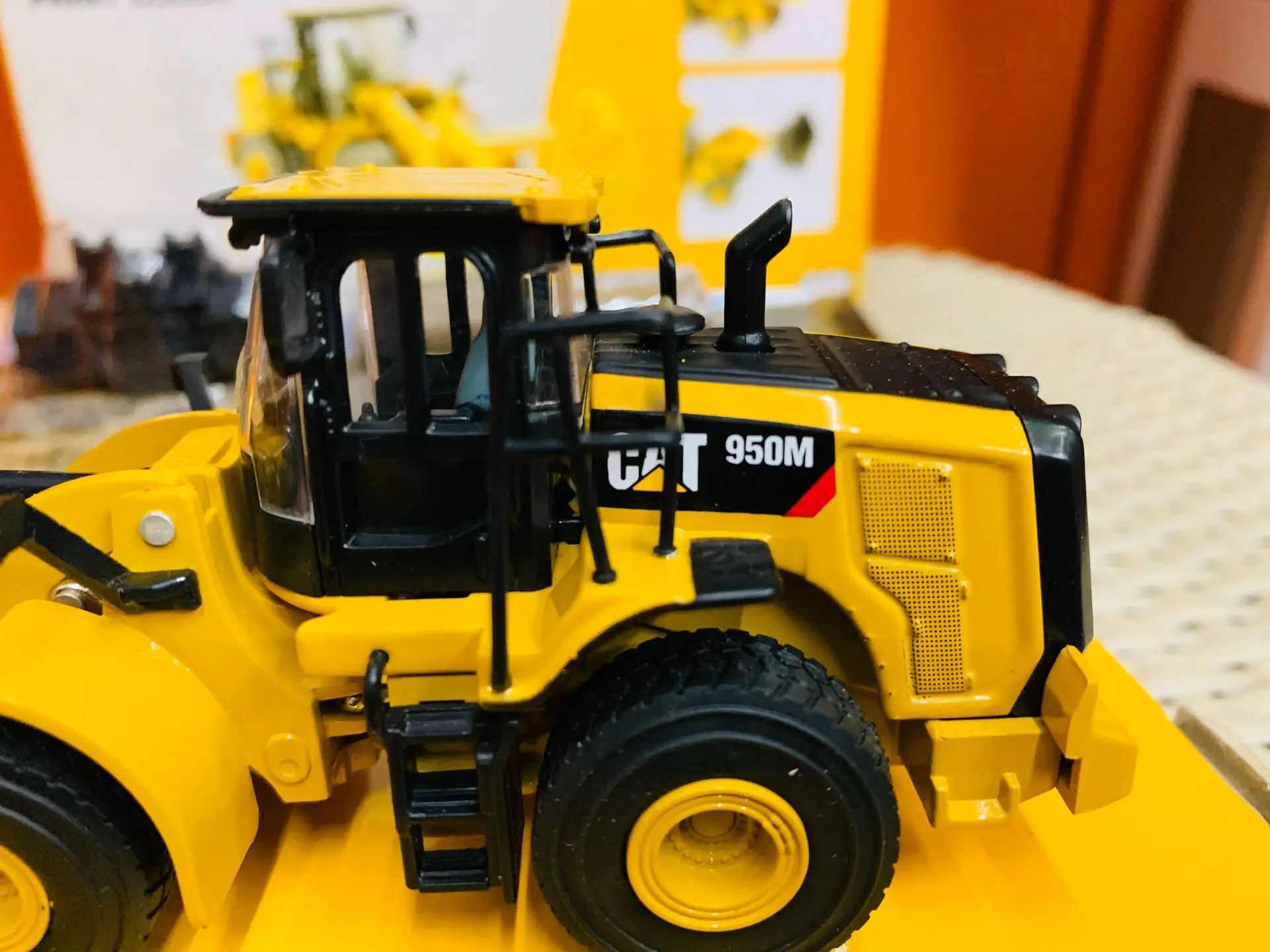 950M WHEEL LOADER LOG FORK & BUCKET 1/64 DIECAST MASTERS 85635