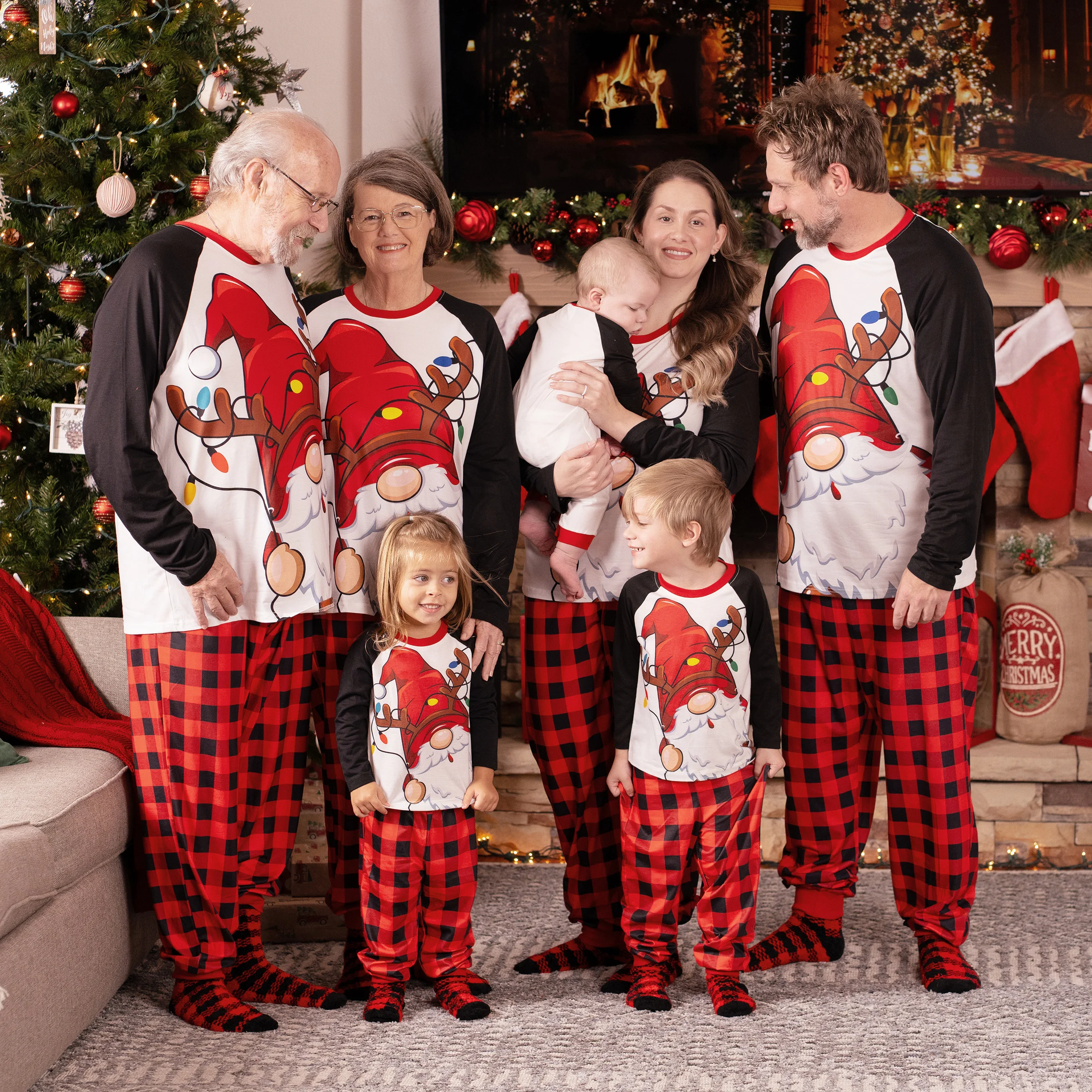 

PatPat Christmas Family Matching Santa Print Raglan Sleeves Pajamas Sets (SGS Certied Safety)