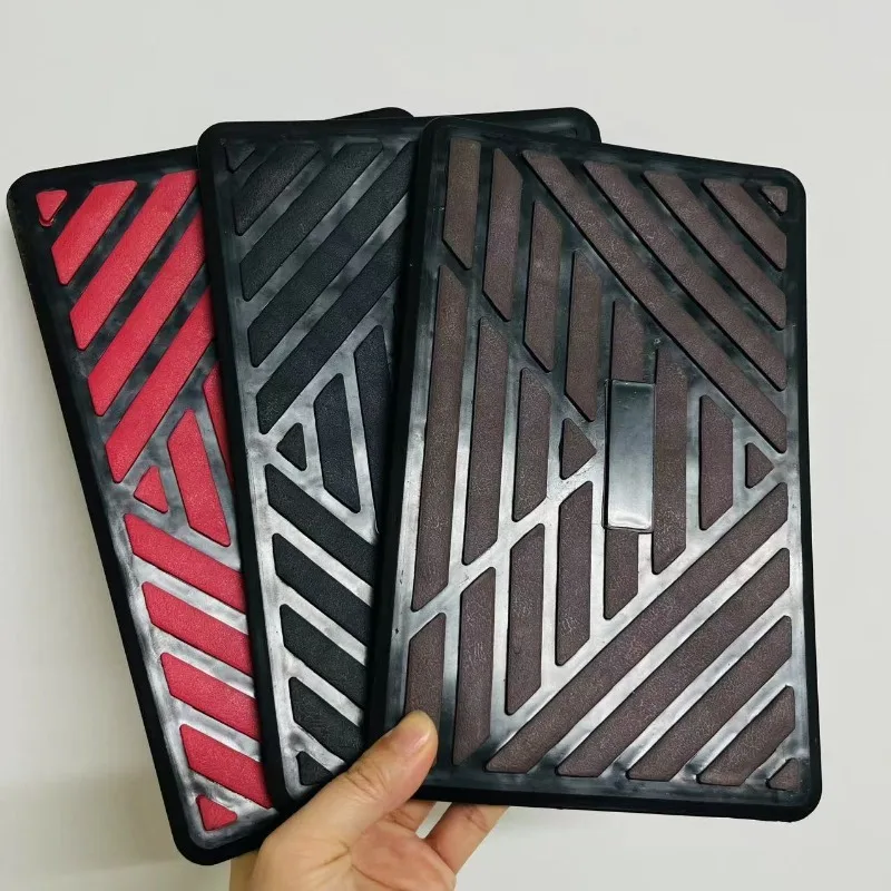 1 Stück Fahrerfußmatte Rutschfeste Verschleißfeste Unterlage Fahrersitz Schraubbefestigte Gummi-Pedalabdeckung PVC-Material V-förmiges Pedal