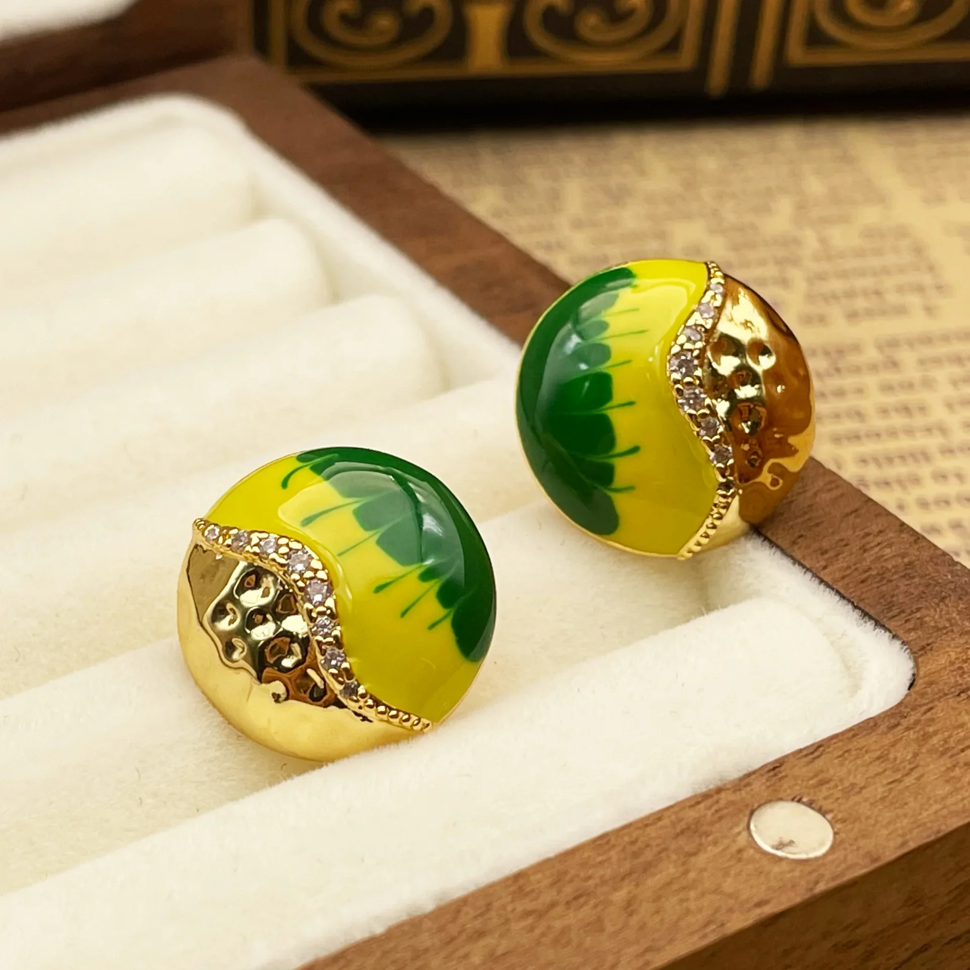 

Retro round contrasting color dripping metal retro personality simple versatile temperament fashionable earrings