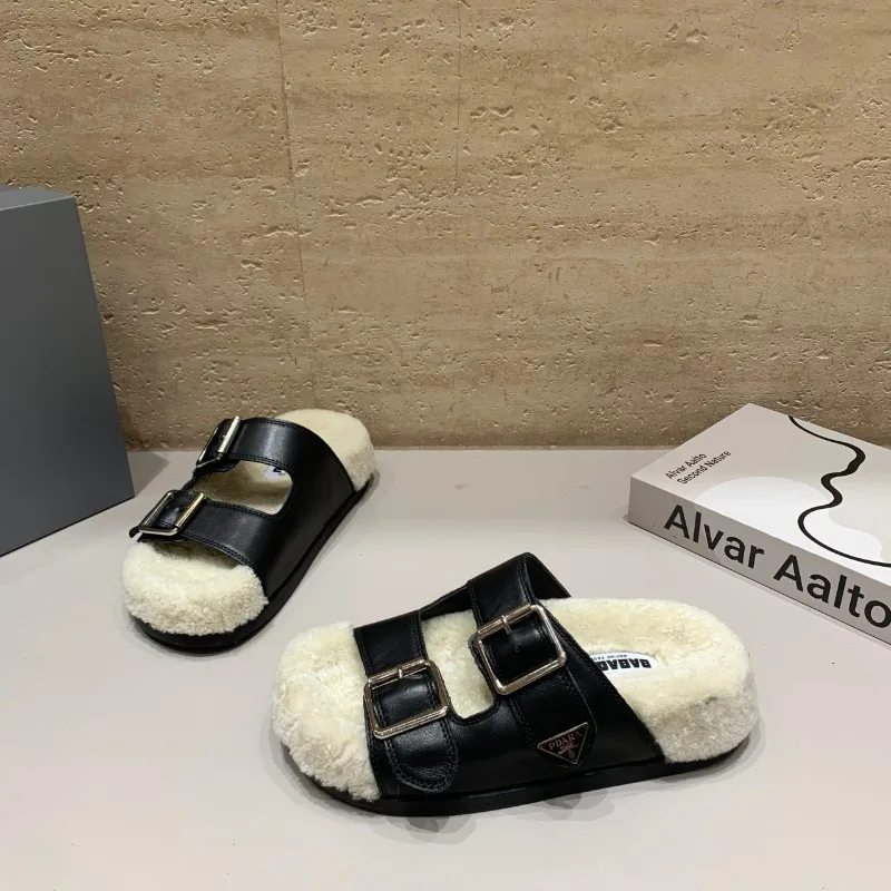 الفراء النساء النعال الشقق صنادل أرضية أحذية امرأة الموضة صيف 2025 الاتجاه أحذية رياضية المفتوحة تو الوجه يتخبط