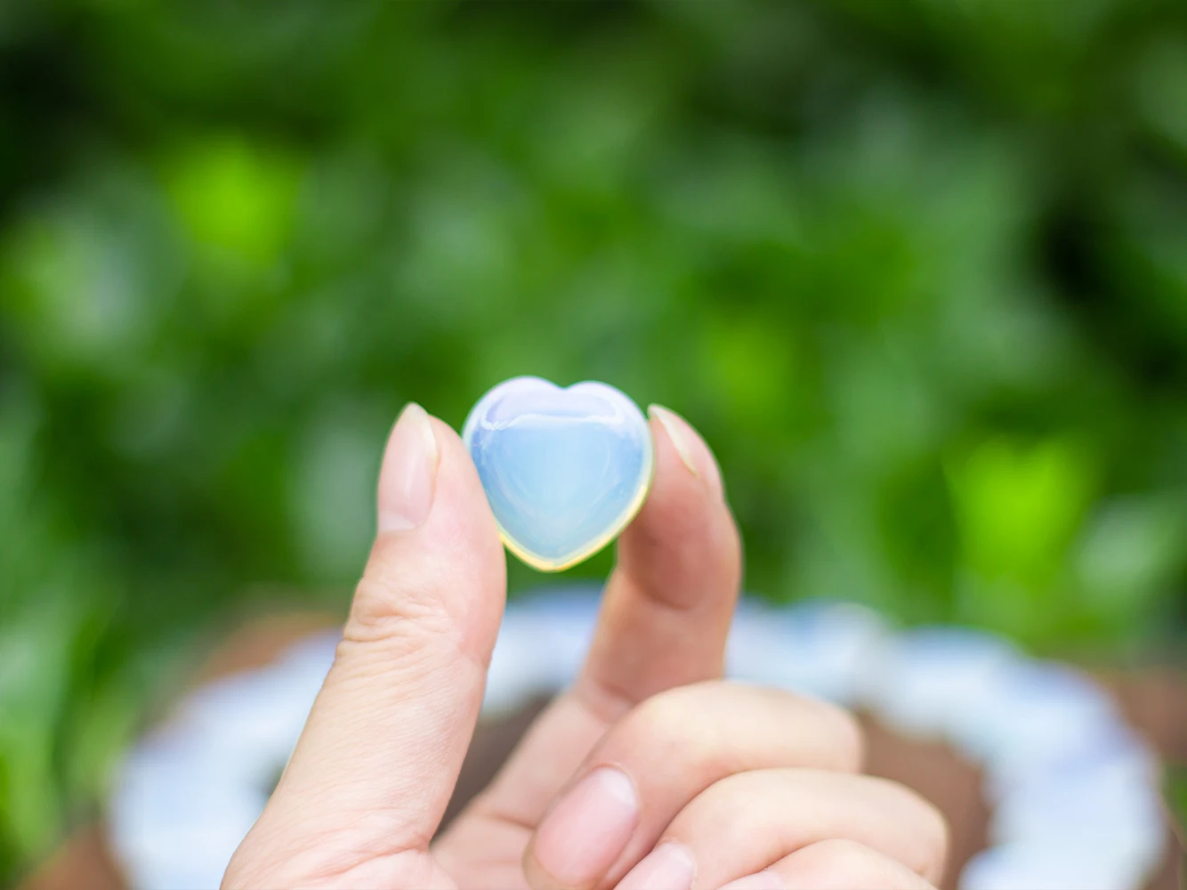 

1-100PCS 25MM Healing Crystal Natural Opalite Heart Love Carved Palm Worry Stone Chakra Reiki Balancing