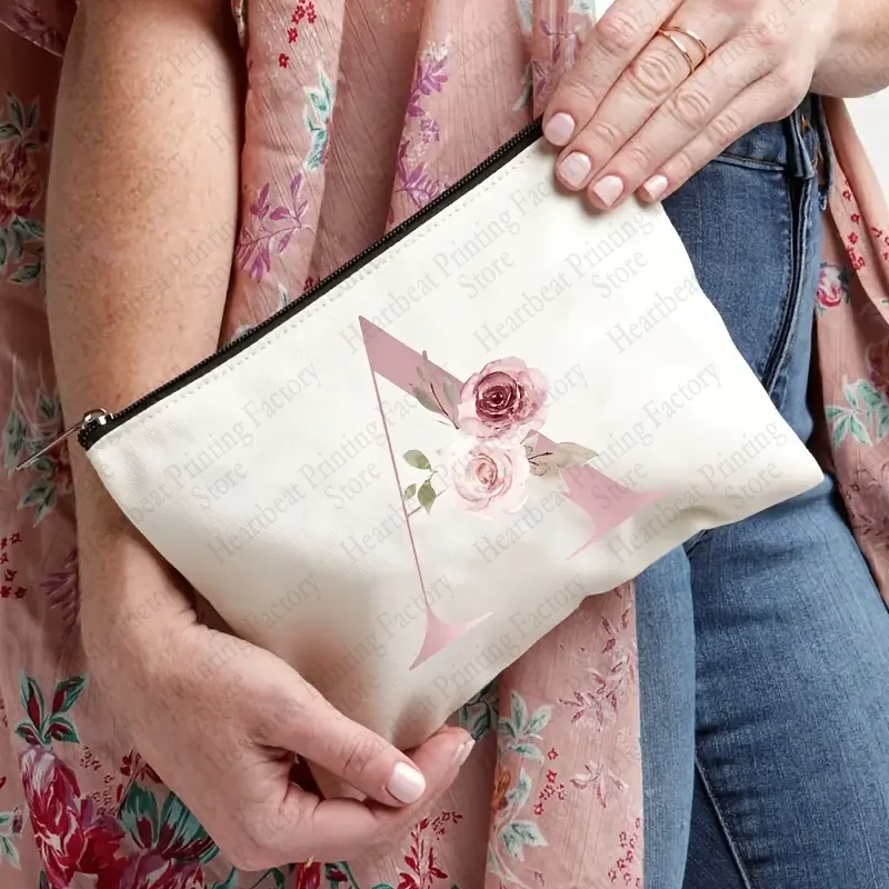 Estuche de cosméticos con estampado de letras iniciales, bolsa de maquillaje con patrón estético de flores, el mejor regalo para dama de honor, profesor, graduación, artículos esenciales de boda