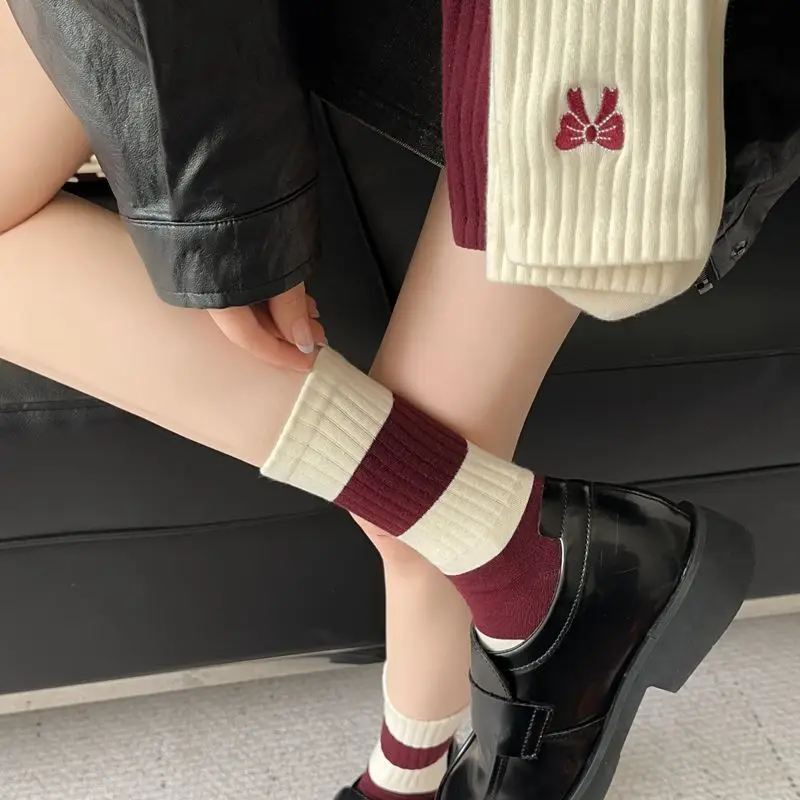 ถุงเท้าลายทางสีแดงแบบสุ่ม 5 คู่, ถุงเท้าสีแดงแองโกร่าสำหรับผู้หญิง, ถุงเท้าความยาวครึ่งน่อง, ถุงเท้ายาวอเนกประสงค์แบบลำลองสีเบอร์กันดีสำหรับฤดูใบไม้ผลิและฤดูใบไม้ร่วง