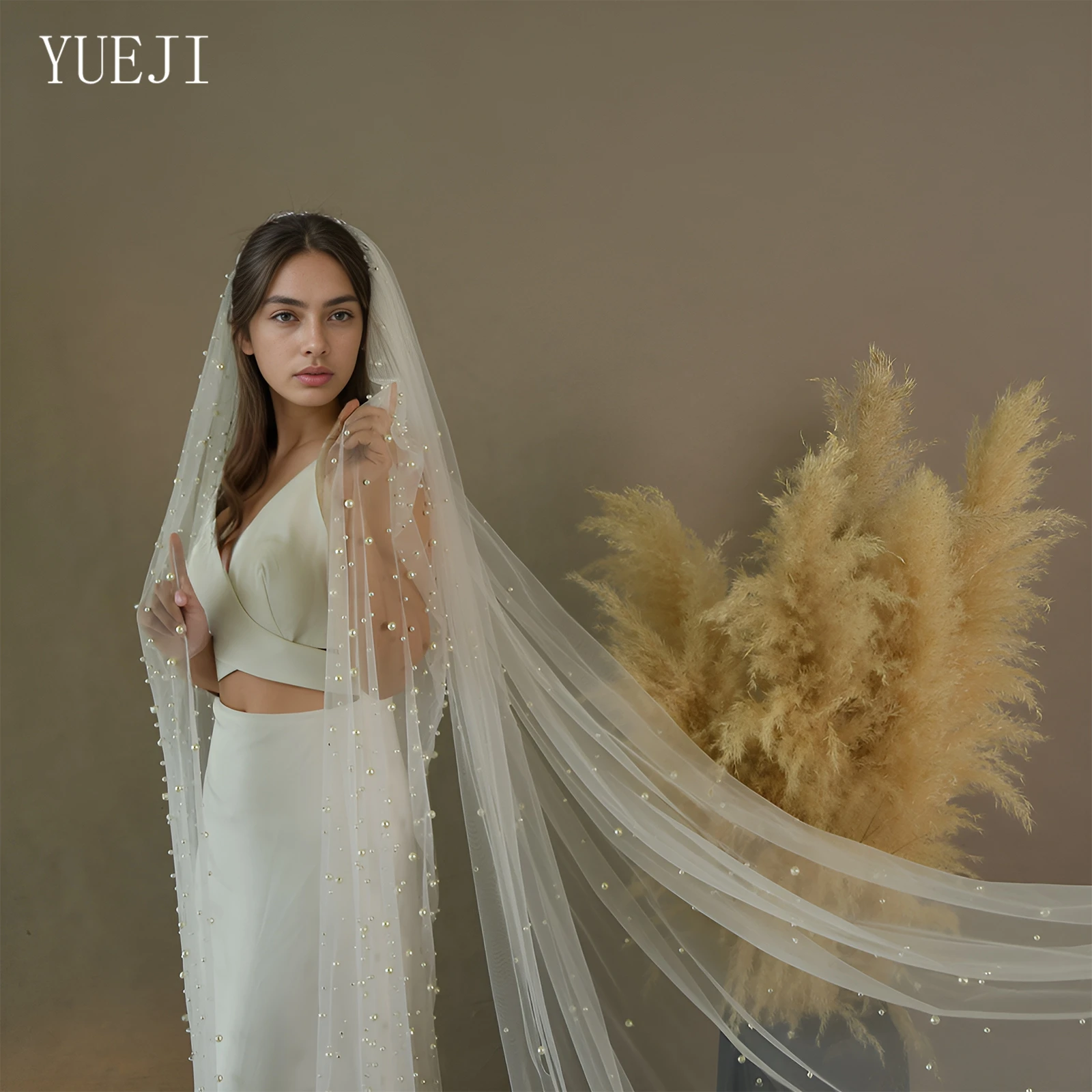 YUEJI رائعة ورائعة طبقة مزدوجة اللؤلؤ الحجاب الزفاف المتخصصة تصميم فريد الطبقات تقليد اللؤلؤ فستان الزفاف نمط V246