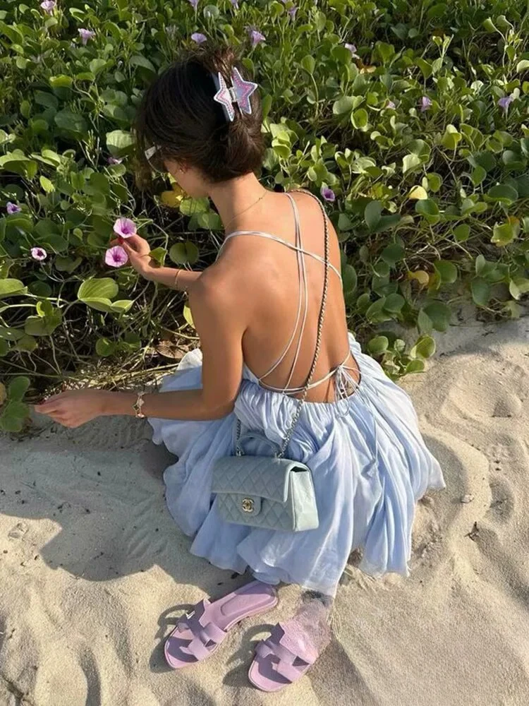 เดรสสายเดี่ยวสีน้ำเงินเซ็กซี่โรแมนติกสำหรับผู้หญิง คอวีลึก เปิดหลัง มินิเดรส แฟชั่นใหม่ 2025 ฤดูร้อน สไตล์หวานซ่อนเปรี้ยว เหมาะสำหรับวันหยุดพักผ่อน ผ้าพลิ้วไหว