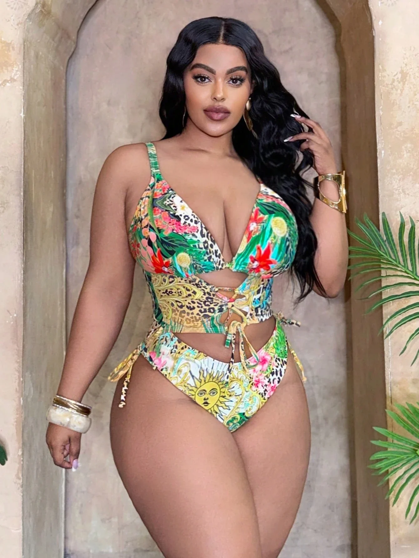 

Цельный купальник больших размеров с тропическим цветочным и леопардовым принтом, сексуальный дизайн с вырезами и завязками.