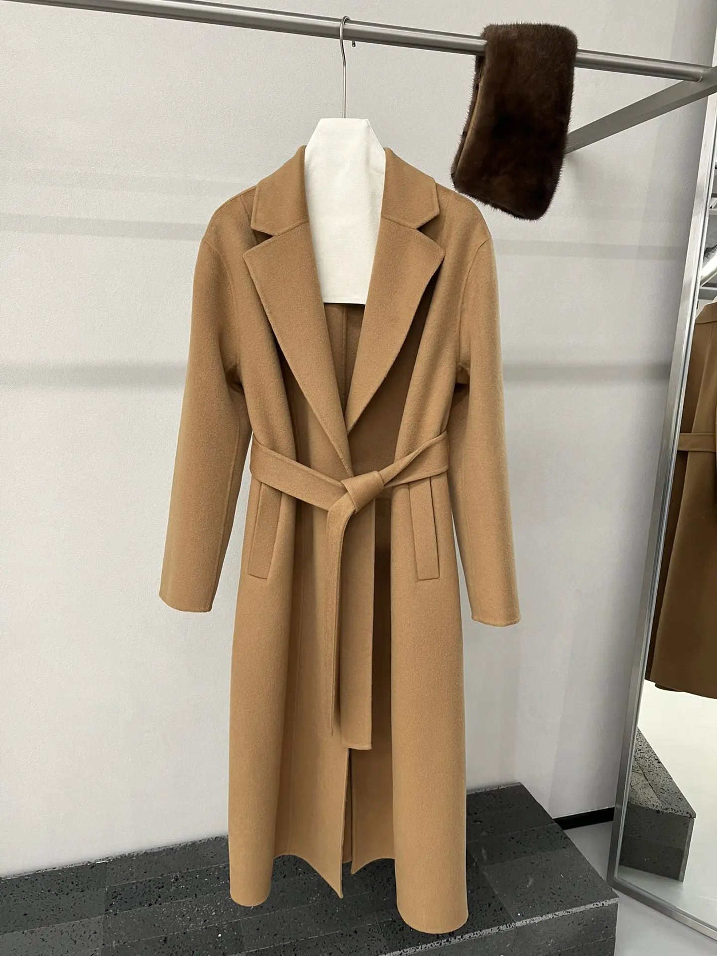 2025 شتاء جديد طويل معطف من قماش الكشمير المرأة فرو المنك طوق الدانتيل متابعة سليم صالح معطف طويل الصوف النايلون