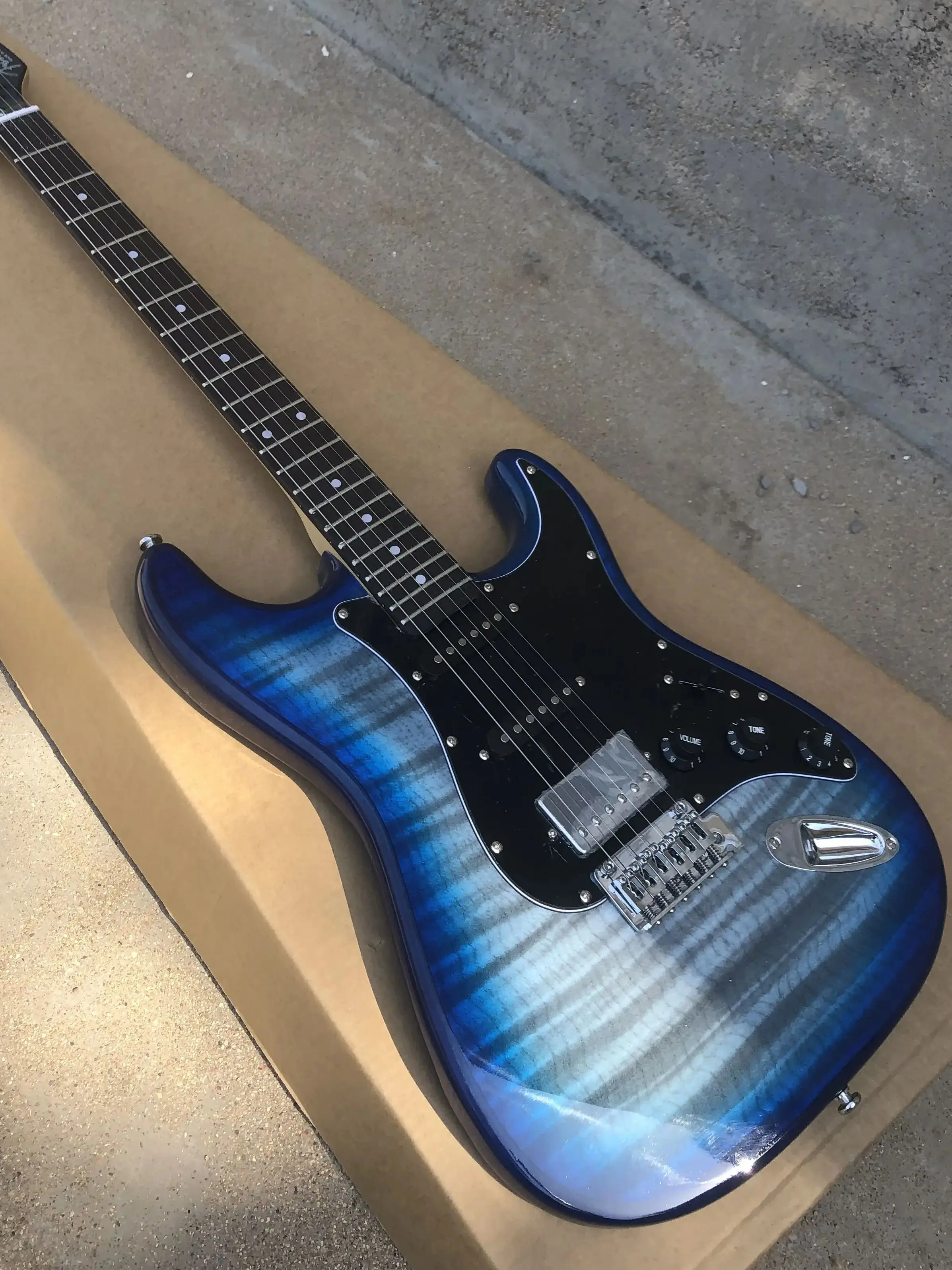 

ST Electric Guitar with Mahogany Body,Rosewood Fingerboard, Silver Hardware,6 Strings, in Stock, Black and Blue Color