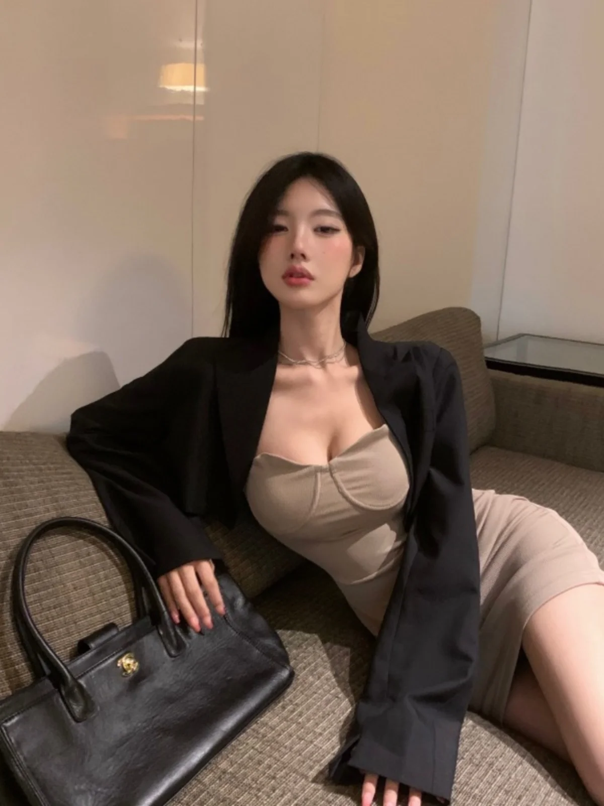 

Стильный укороченный женский жакет с подплечниками в уличном стиле, осенний, с продуманным дизайном, элегантный.