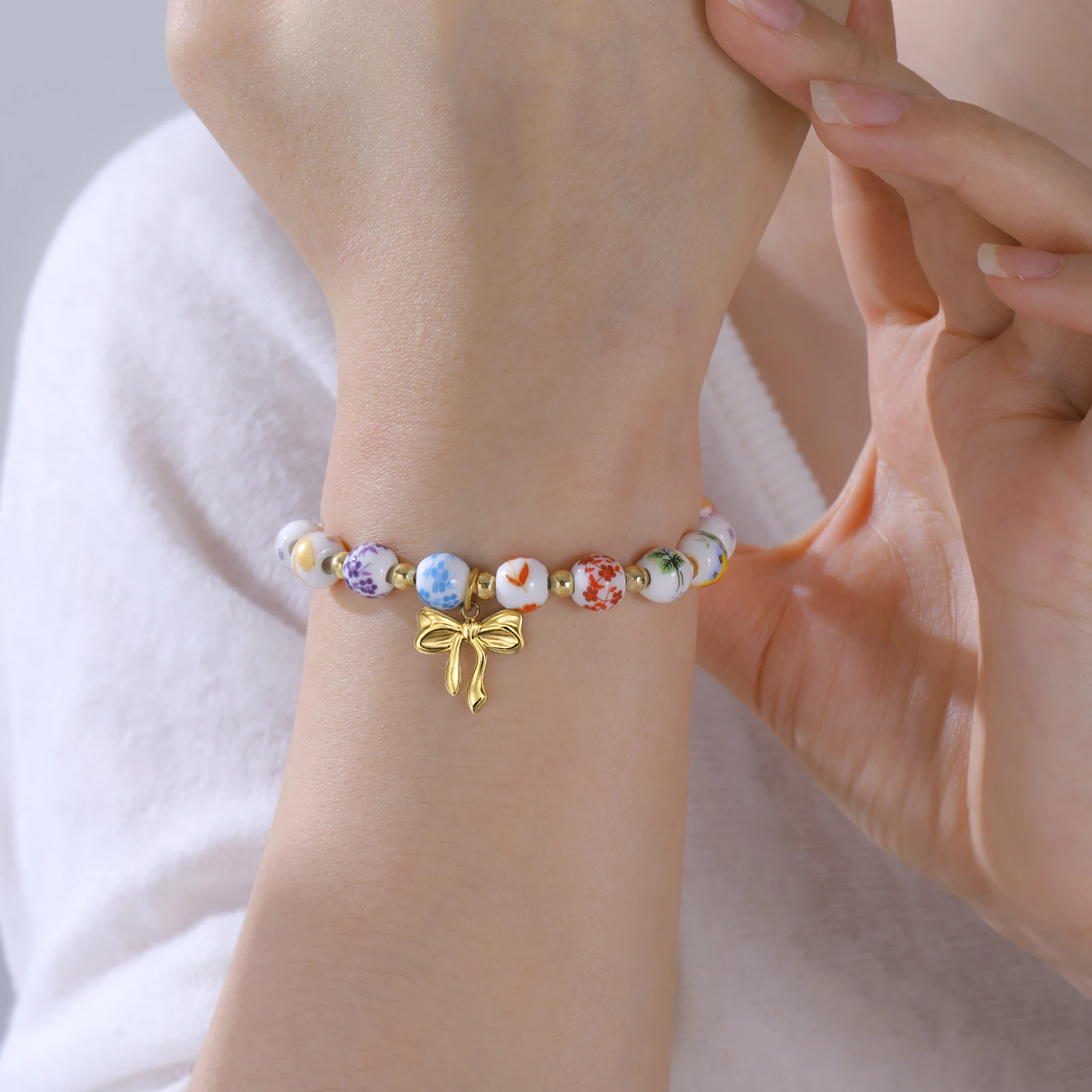 سوار خرز من البورسلين الملون، مجوهرات زهرية مصنوعة يدويًا على شكل فيونكة ذهبية للإكسسوارات اليومية للنساء