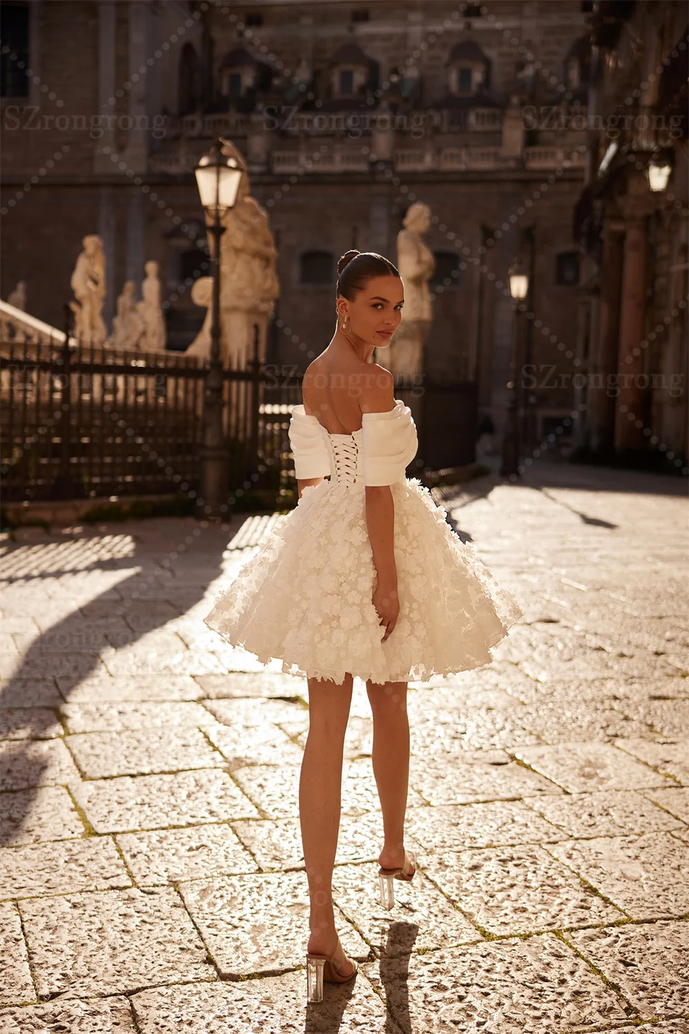 بوهو قبالة الكتف الساتان الطية عالية الجودة فستان حفلات الزفاف قصير صغير عارية الذراعين فستان الزفاف الأزهار منتفخ مخصص