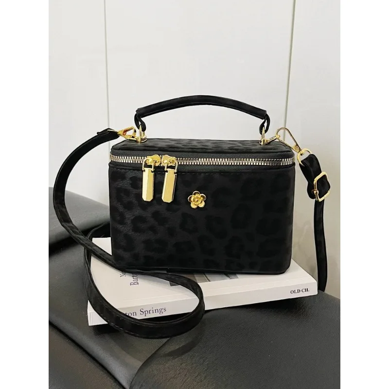

High-End Designer Paris Fashion Crossbody Bag For Women With Elegant Classic Messenger Feature And Solid Color