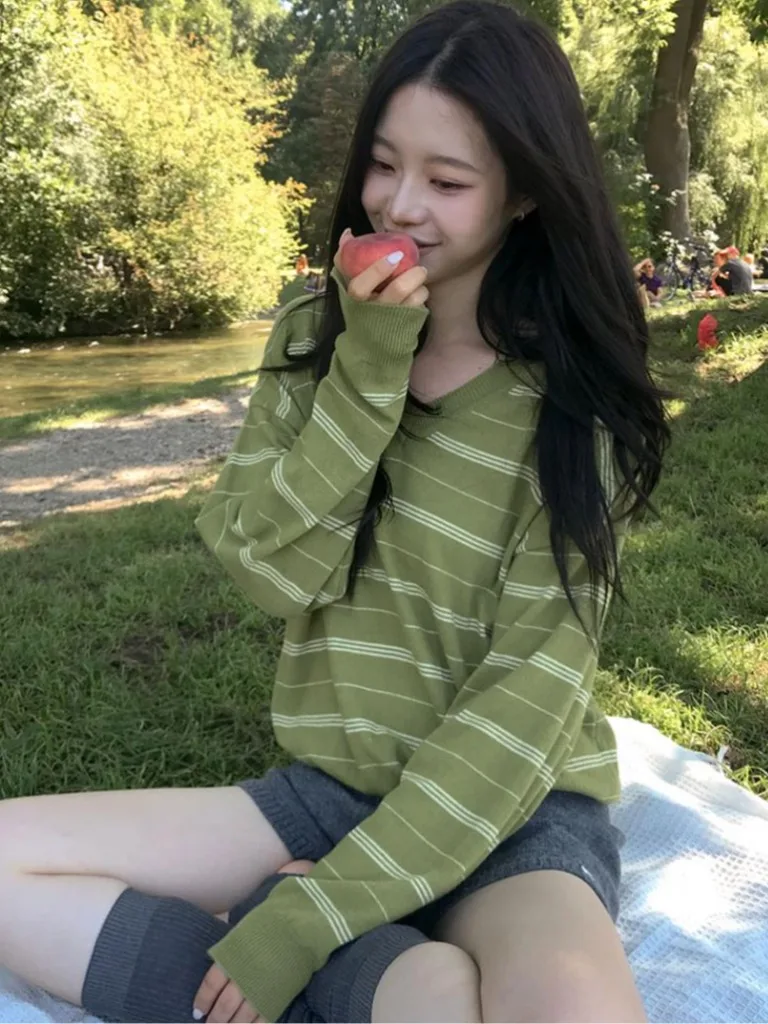 シックな秋の V ネックロングスリーブ縦縞ニットウェアカジュアル多用途女性のファイオンストリートウェア Sle ニットトップ