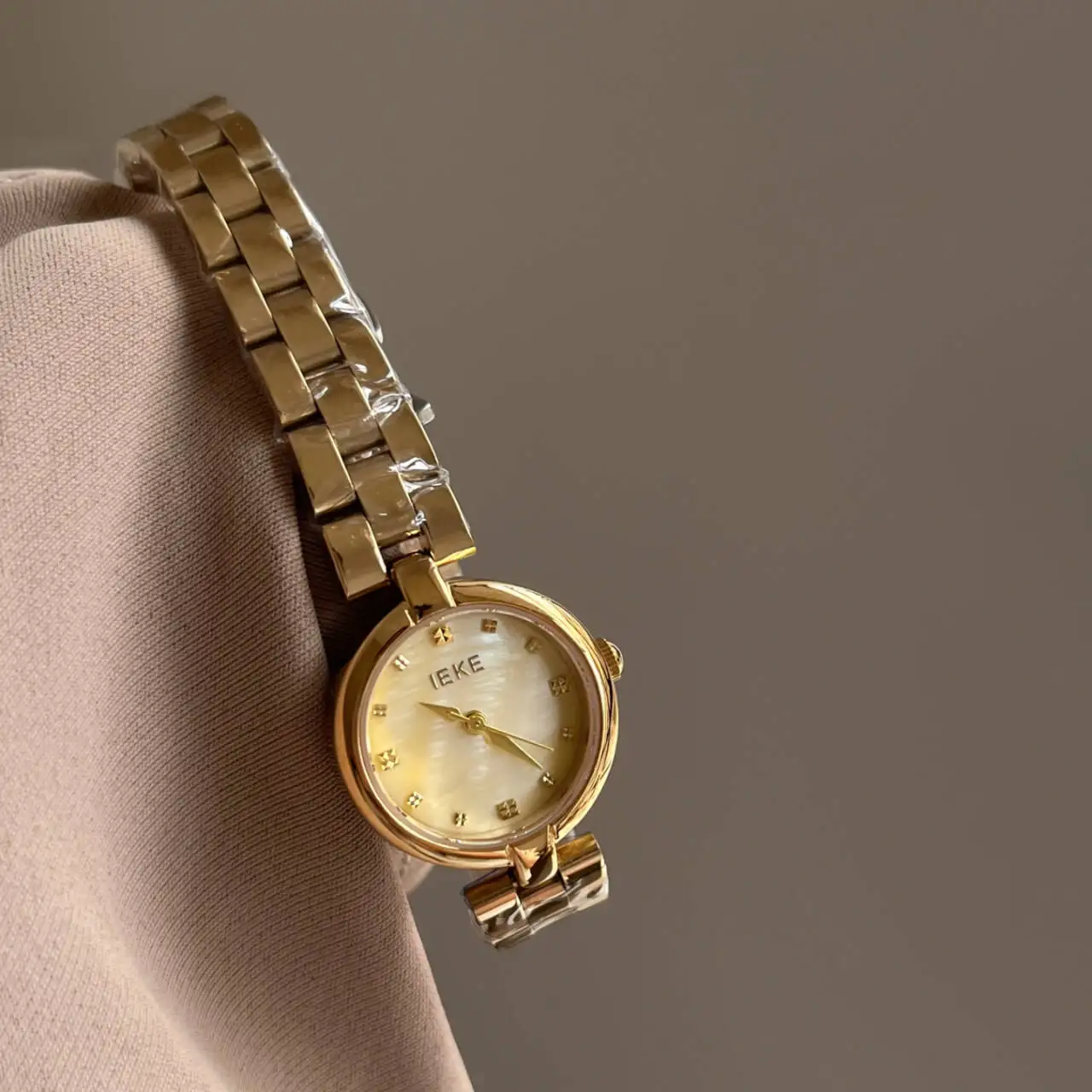 Medieval style exquisite small round watch women's ins simple high-value pointer women's watch