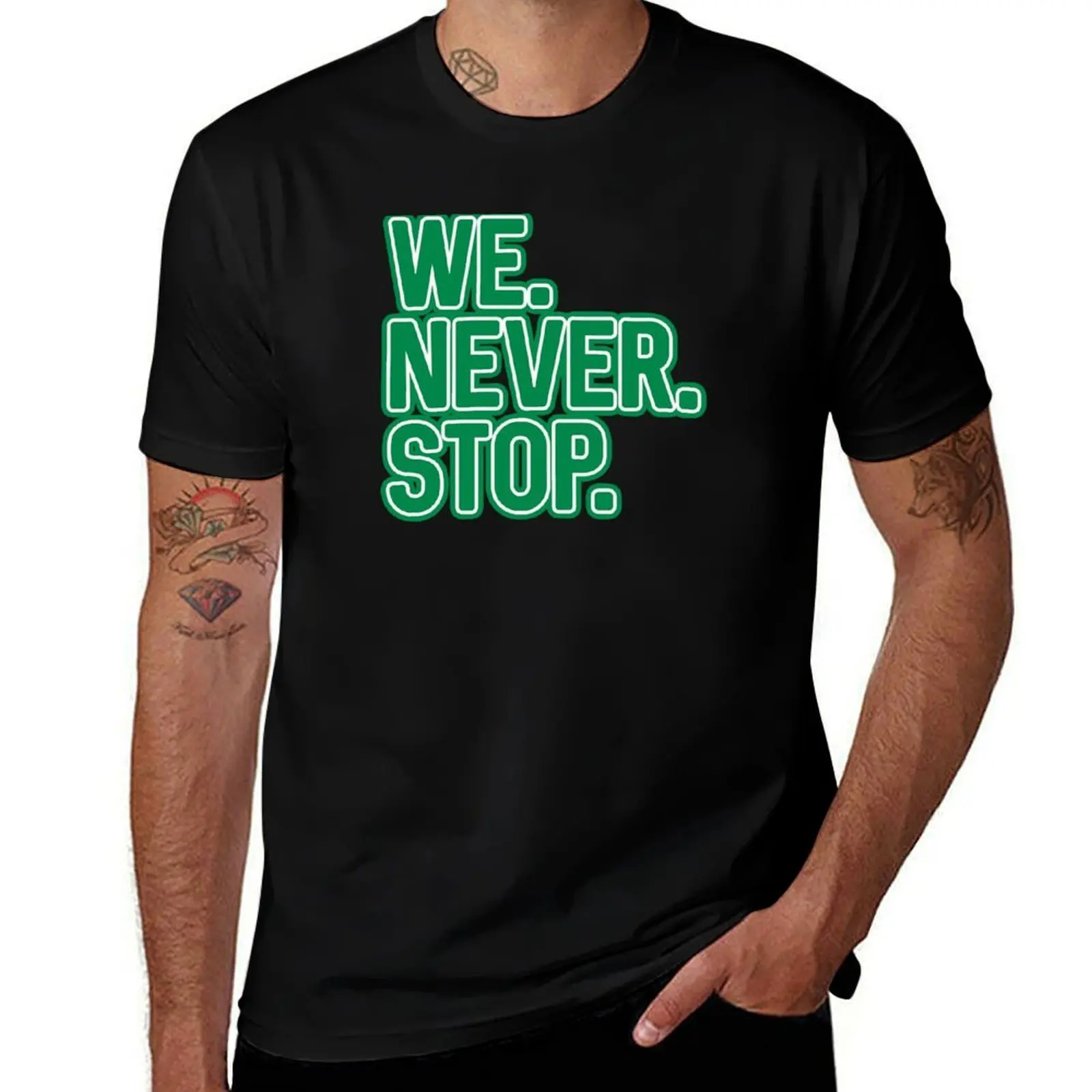 WE.NEVER.STOP, Camiseta del Glasgow Celtic Football Club con diseño de texto en capas en verde y blanco, camiseta ligera de manga corta refrescante