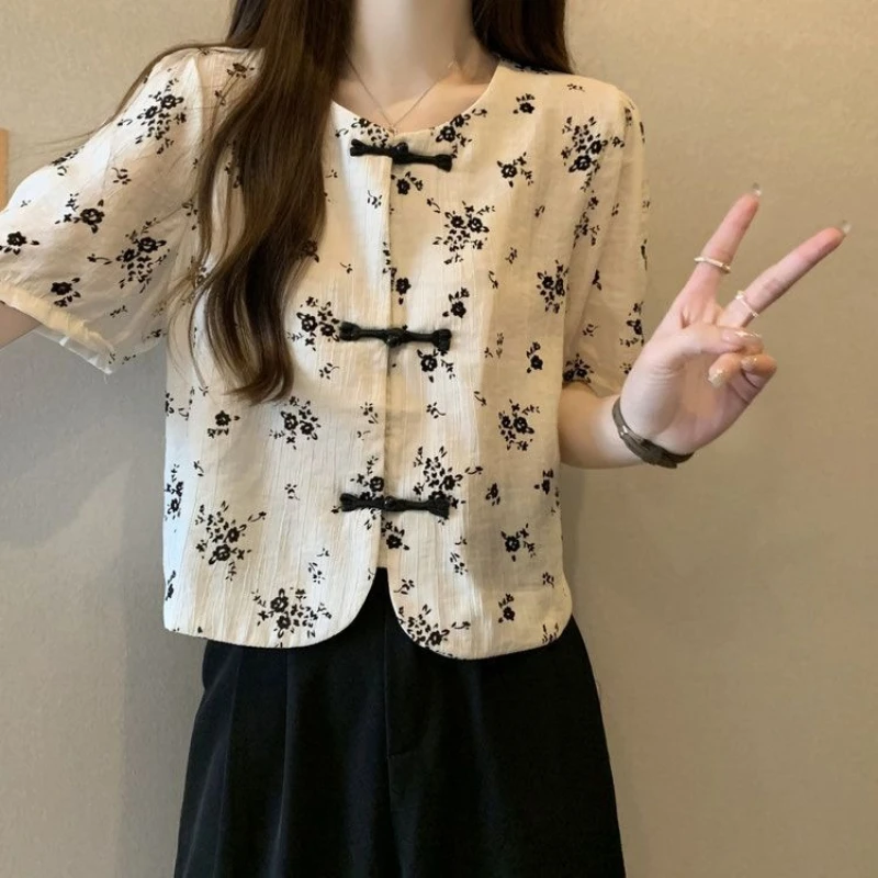 

Новая женская блузка в китайском стиле с цветочным принтом, короткий рукав, летний бестселлер, шифоновый топ с пуговицами-лягушками и разрезом