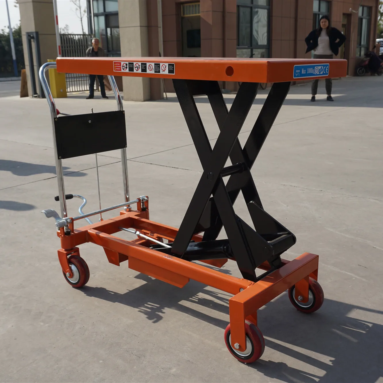 Mały hydrauliczny stół podnośny o udźwigu 150 kg do podnoszenia ładunków z ręcznym sterowaniem.