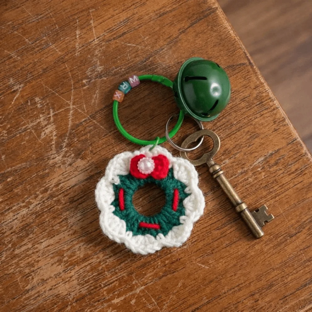 Exquisite handgefertigte Weihnachts-Strickanhänger mit Glöckchen, weicher Weihnachts-Taschenanhänger, Mini-Garn-Weihnachtsanhänger für Freunde – Detail 3