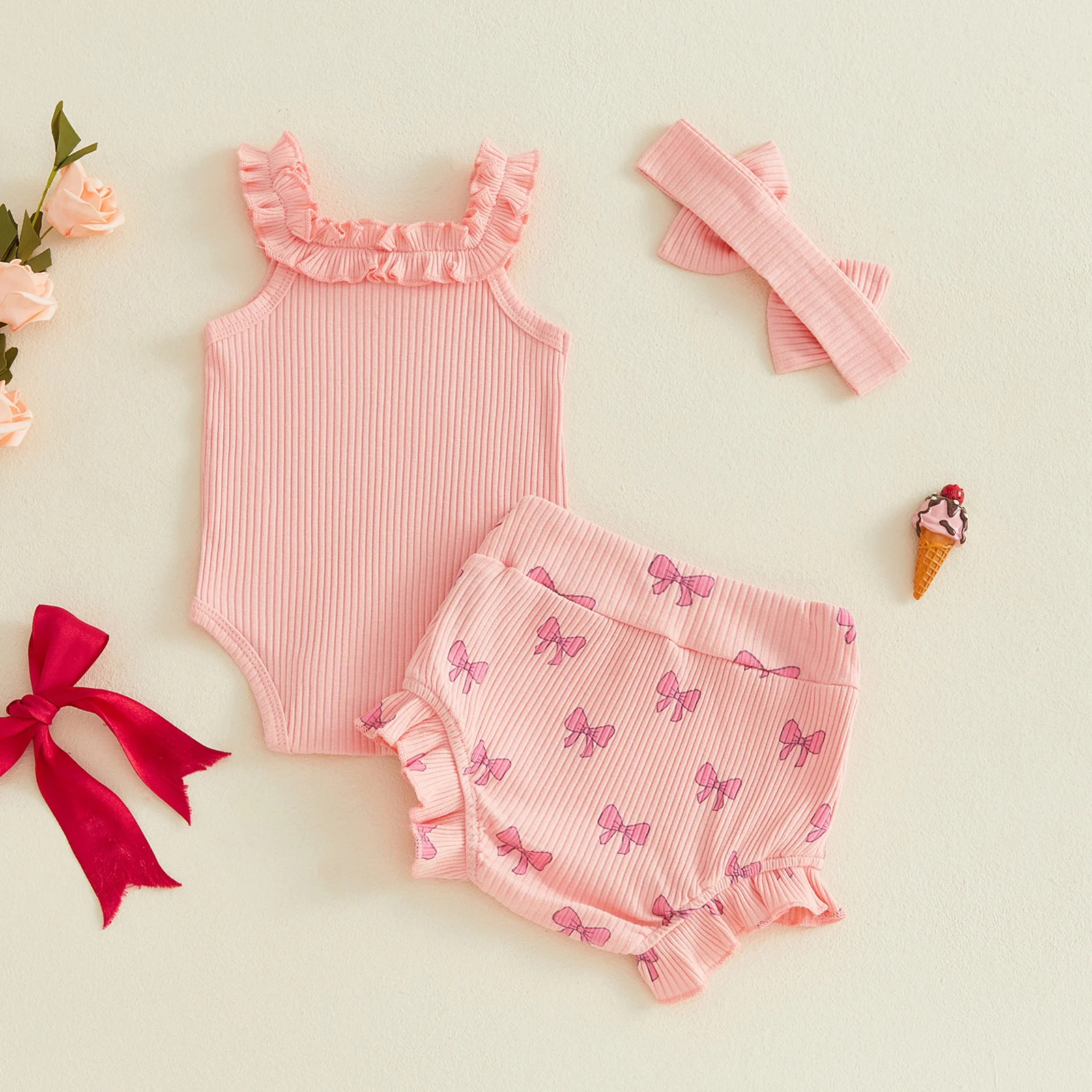 

Комплект из 3 предметов для девочек: боди без рукавов с принтом букв и бантом, шорты-блумеры на резинке и повязка на голову