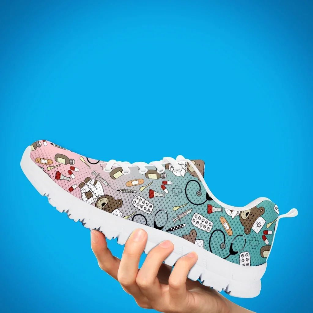 Zapatillas de deporte informales para mujer, zapatos planos con estampado de oso médico, calzado de enfermería con gradiente, mocasines de primavera