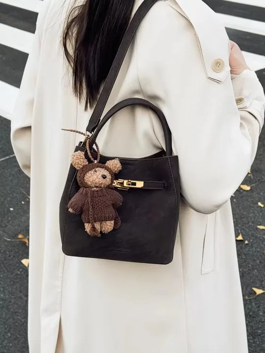 borsa-a-secchiello-portatile-cole-new-design-da-donna-versatile-a-tracolla-singola-con-ciondolo-a-orsetto