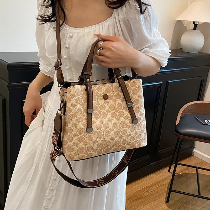 

Retro Casual Versatile Women's Handheld Crossbody - Niche High-End Shoulder Mini Handbag