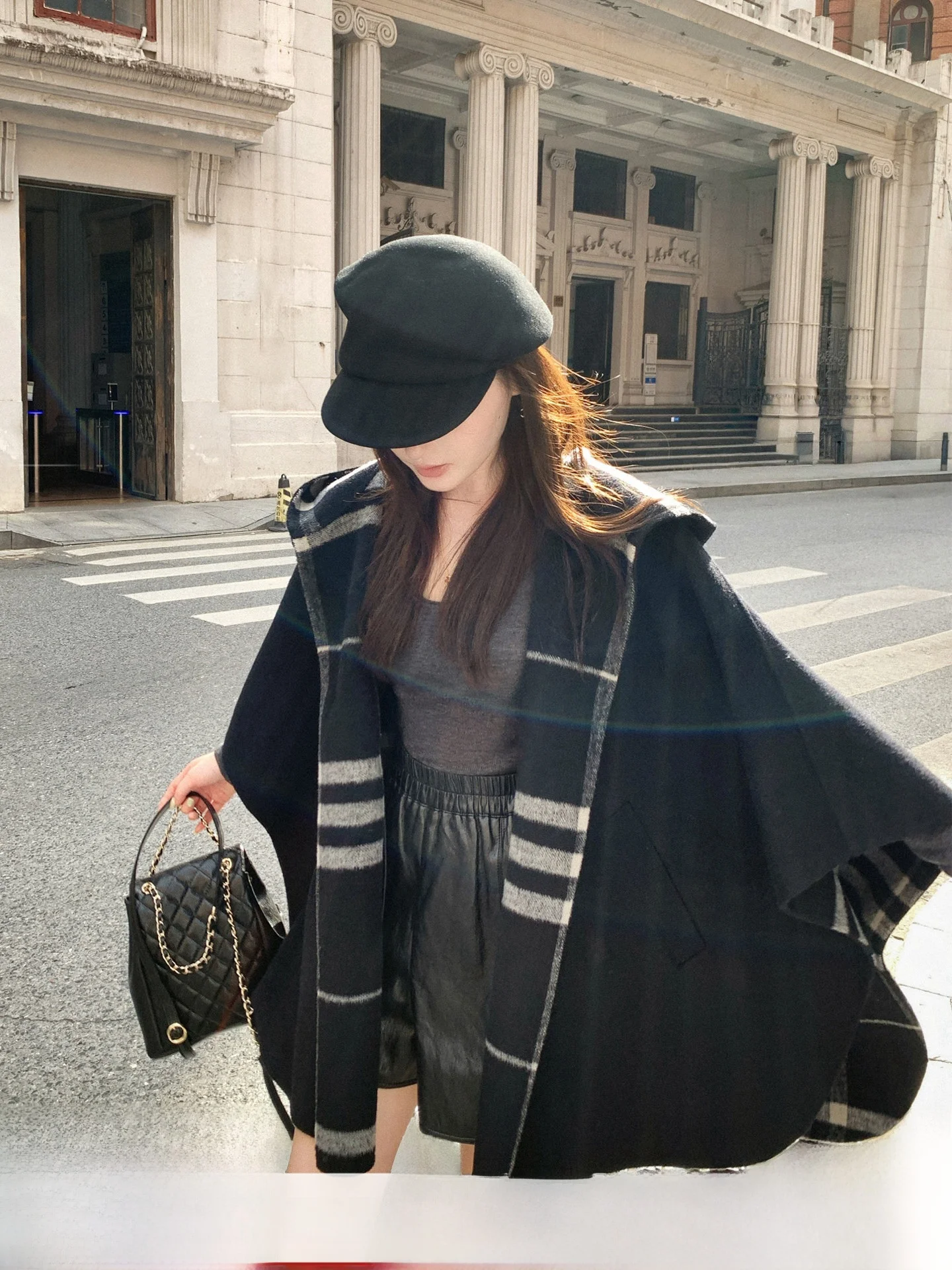 

Двустороннее шерстяное пальто в клетку с капюшоном, в стиле Old Money, с воротником-хомутом, длинными рукавами, средней длины