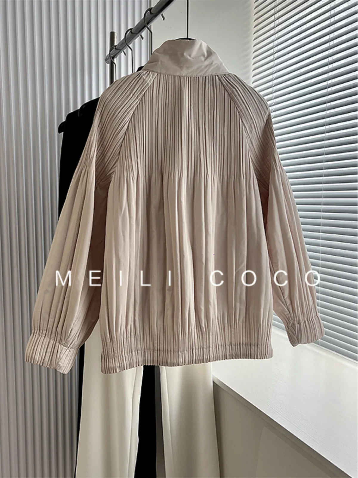 Miyake Solid Standing Collar Short Jacket 2024 Autumn New Nine Minute Sleeve Loose Slim Zipper Design Pleated Bluzka damska