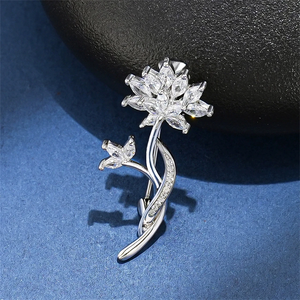 

S925 Sterling Silver Sun Flower Brooch Womens Micro Inlaid Feel Light Luxury Men Pin Gift Fine Charm Exquisite Jewelry Wholesale