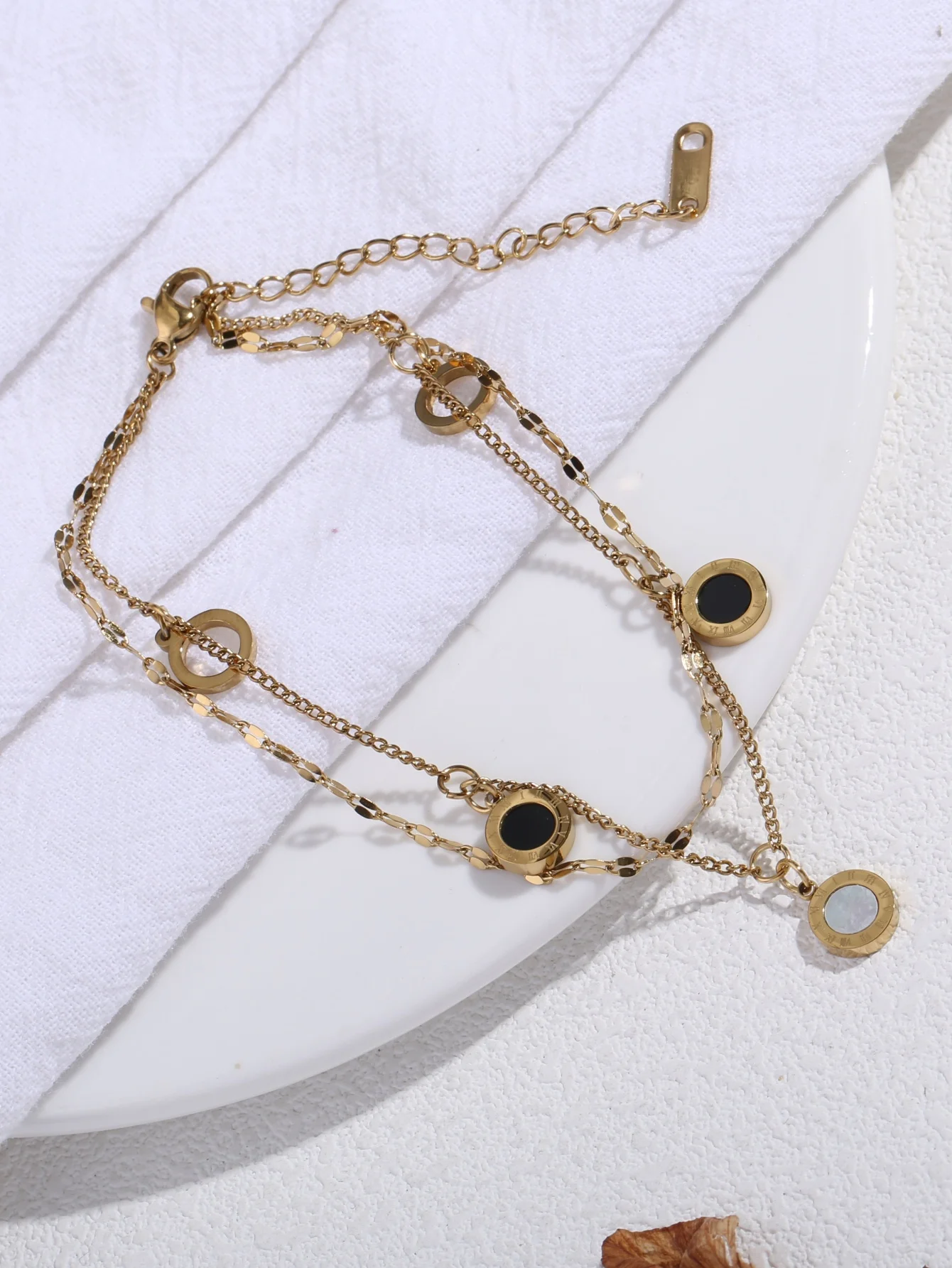 1 Piece Stainless Steel 18K Gold-Plated Black and White Round Disc Double-Layer Fine Chain Anklet with Roman Artificial Mother-Of-Pearl Discs, Adjustable Foot Jewelry Suitable for Women's Cool Street Style, Summer Sandal Pairing, Unique Niche Accessories, Matching Gifts for Friends, Double-Layered Accessories for Various Occasions