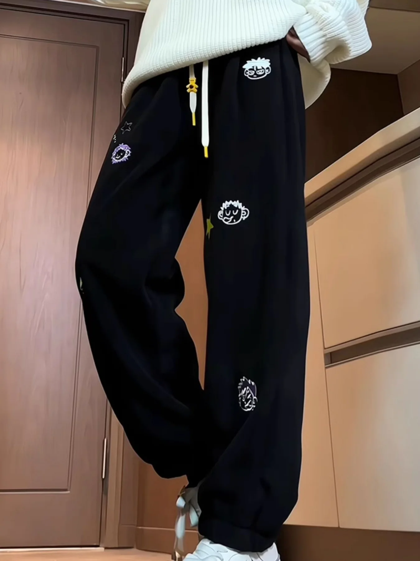 Teenager-Jogginghose aus besticktem Fleece für Damen, neuer Winterstil, lockere Passform, trendige Freizeit-Jogginghose, mit Fleece gefüttert, verdickt, warm, vielseitige Sporthose