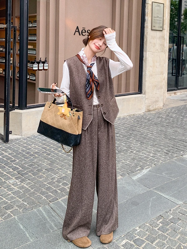 

Карамельный комплект: приталенный жилет с V-образным вырезом и брюки с широкими штанинами на высокой талии. Модный женский костюм-двойка для ранней осени 2025 года. Новинка.