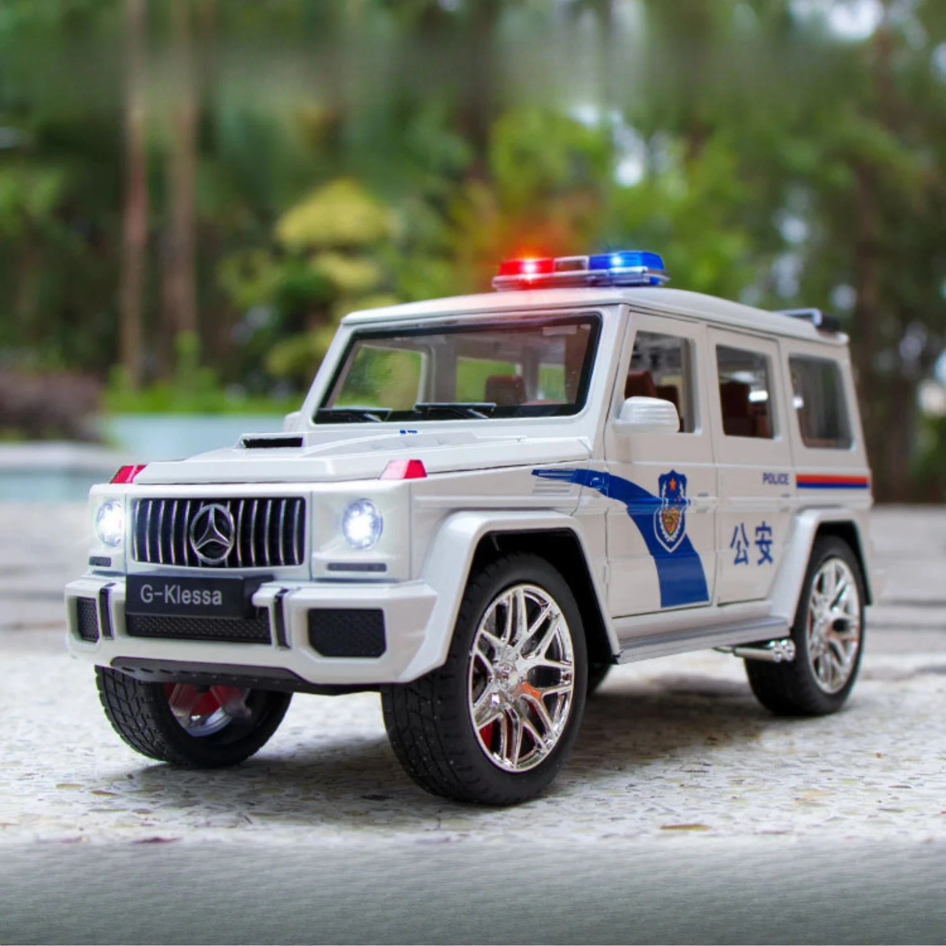 

1:24 Me G63 Police Car High Simulation Diecast Metal Alloy Model Car Pull Back Sound Light Car Kids Gift Collection